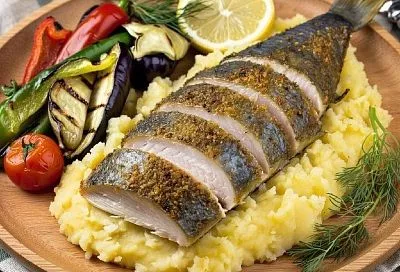 Запеченная скумбрия со сметаной и горчицей: ароматное блюдо и сытая улыбка