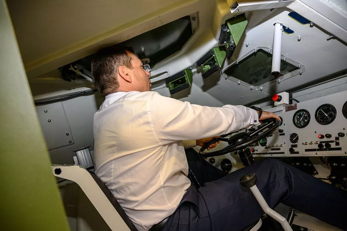 Установка, имитирующая кабину БТР. Установка, имитирующая кабину БТР.