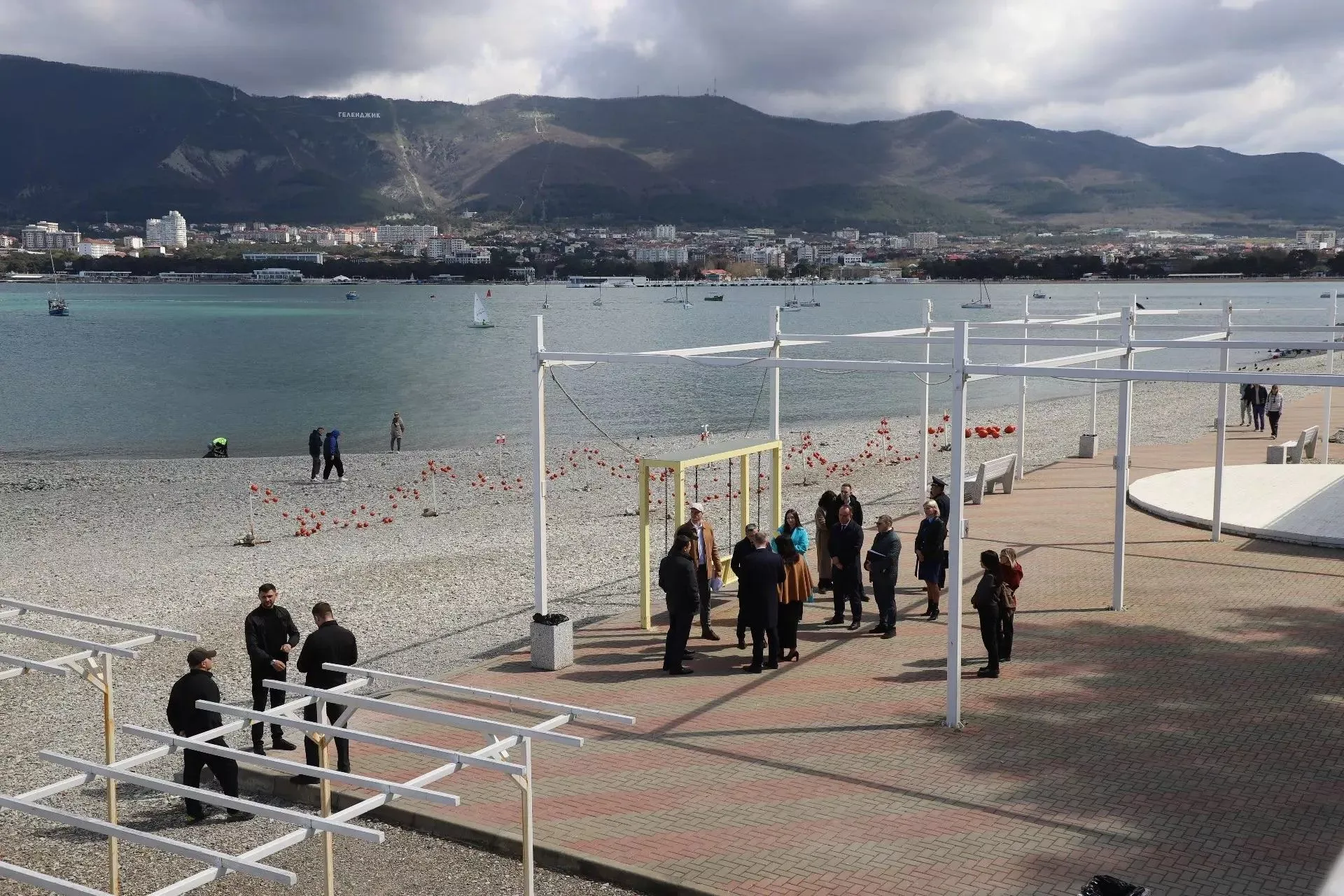 73 пляжа будут работать летом в Геленджике