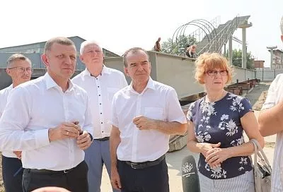 Вениамин Кондратьев проинспектировал строительство надземного пешеходного перехода в Краснодаре