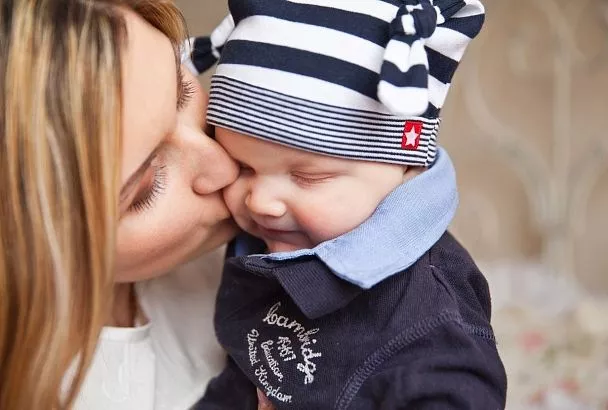 Хватит мучаться: какое питание полезнее для младенца - грудное молоко или смесь