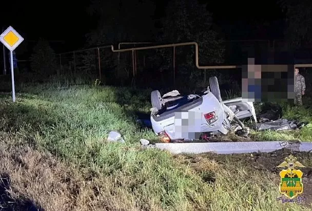 Двое не выжили, двое в больнице: легковушка влетела в опору ЛЭП на Кубани