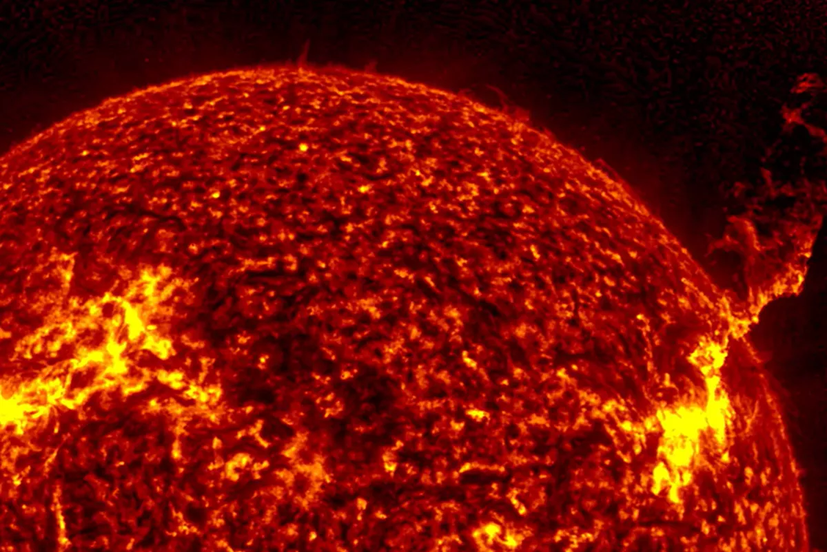 Двойная мощная вспышка произошла на Солнце: активная область скоро окажется в зоне фронтальных ударов по Земле