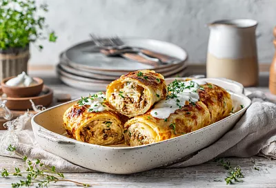 Картофельные блинчики-рулетики с мясом и сырной начинкой — сочные и очень простые