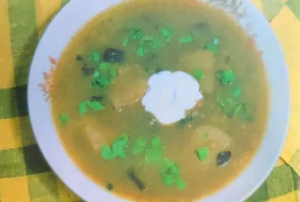 Засекайте 25 минут – и аромат этого грибного супа с перловкой соберет за столом вашу семью: не рецепт, а палочка-выручалочка