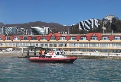 Спасатели вытащили из моря в Сочи тонущего туриста из Московской области