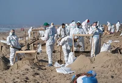 На одной волне: тысячи людей со всей страны чистят анапские пляжи от мазута