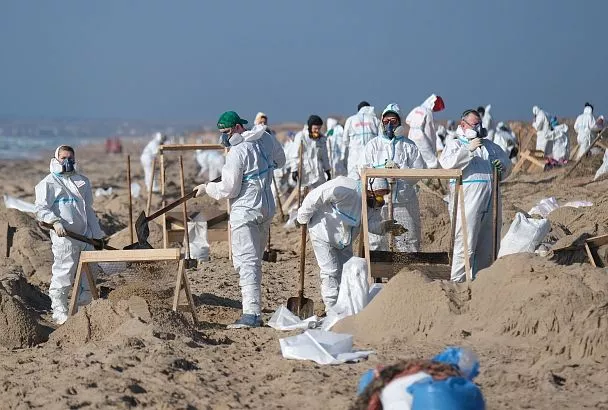 На одной волне: тысячи людей со всей страны чистят анапские пляжи от мазута