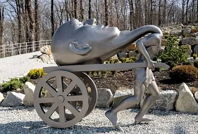 Белая шляпа, внутренний ребенок и снежный человек: какие необычные памятники и скульптуры могут увидеть туристы на Кубани 