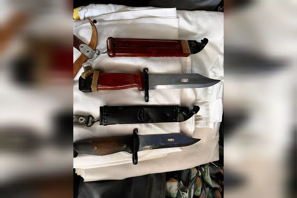 В Сочи на границе с Абхазией задержали автомобиль с штык-ножами от автоматов Калашникова