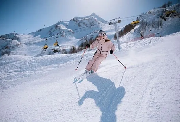 Сочинские горнолыжные курорты продлят сезон катания благодаря системе искусственного оснежения