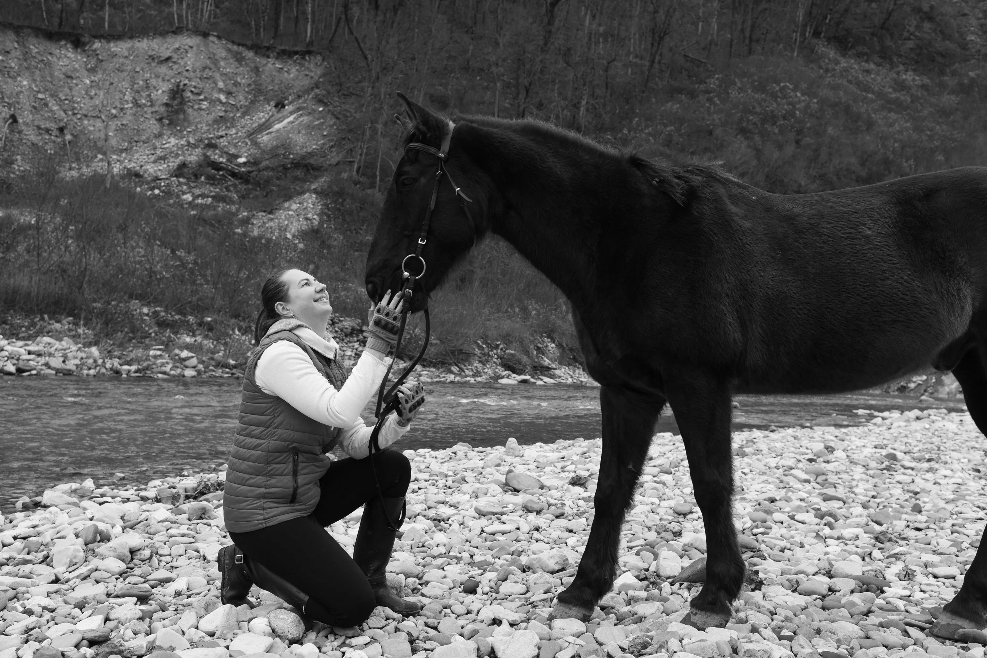 Варю мёд с маслом, пеку тонкие коржи и сворачиваю — через час готов большой нежный медовый рулет!