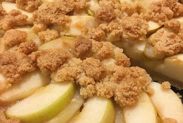 Пирог, который мы едим просто ложкой: нежная яблочная начинка  под хрустящей крошкой