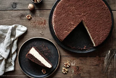 Торт «пища богов» из одной миски: густой шоколадный корж с орехами и кремом
