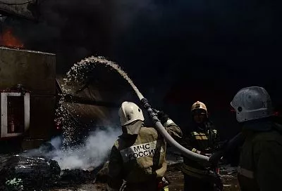 Огонь с НПЗ в Туапсе перекинулся ночью на двухэтажный дом: пожар в МКД потушен