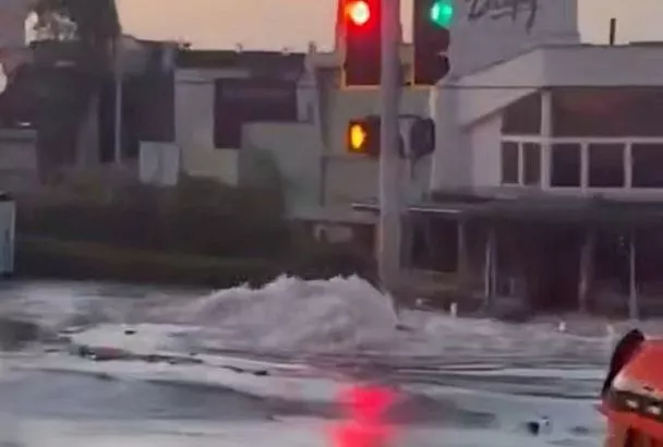 Старый водопровод не выдержал: улицы Западного Голливуда ушли под воду