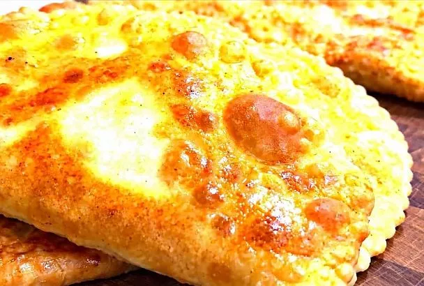 Чебуреки, как в лучших советских чебуречных, с хрустящим тестом и обильным соком, который вытекает бульоном.