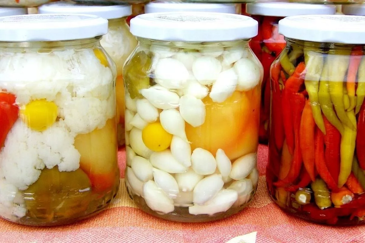 Уже всю кладовку забила банками с маринованным чесноком и перцем, а все равно не уверена, что на зиму нам хватит этих запасов. Уж слишком вкусная закуска получается!