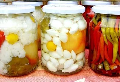 Уже всю кладовку забила банками с маринованным чесноком и перцем, а все равно не уверена, что на зиму нам хватит этих запасов. Уж слишком вкусная закуска получается!