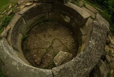 Барельеф с танцующими фигурами на дольмене обнаружили в Сочи 