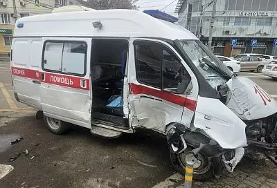 Четыре человека пострадали при столкновении HAVAL с машиной скорой помощи в Краснодаре