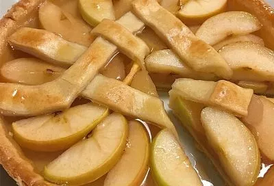 Заливной пирог с яблоками без духовки и яиц: всего 40 минут — и аромат на весь дом