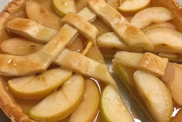 Заливной пирог с яблоками без духовки и яиц: всего 40 минут — и аромат на весь дом