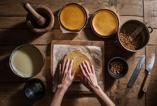 Торт без муки с варёной сгущёнкой и солёным арахисом