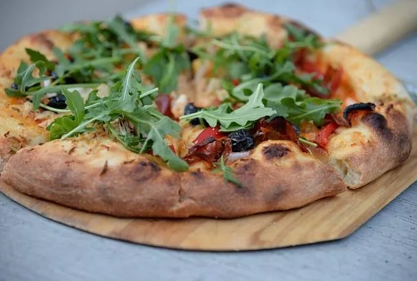 Научилась готовить тесто для пиццы без яиц. Получается таким же вкусным, как в дорогой пиццерии