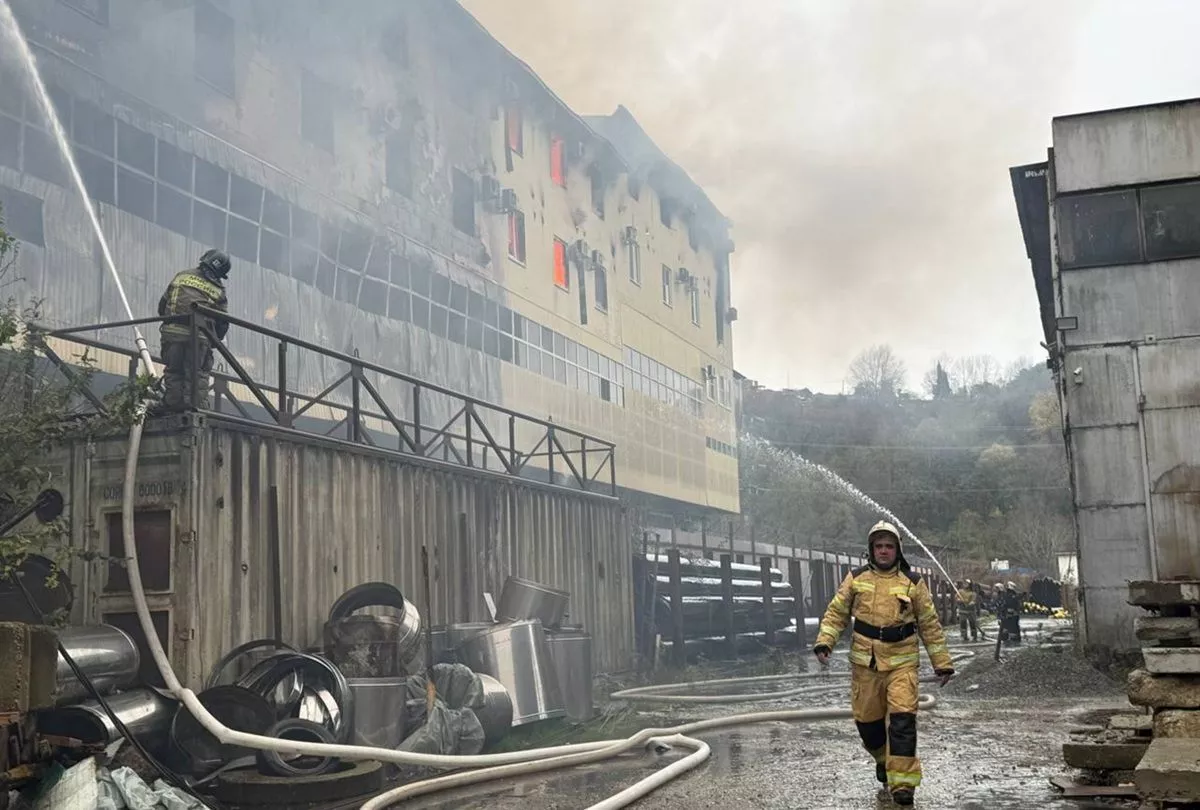 Пожар в промзоне Сочи локализован: власти проверяют информацию о возможных «квартирантах» в нежилом здании на месте ЧП