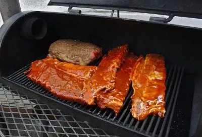 Слюни потекут еще до того, как достанете из духовки свиные ребра в соусе «барбекю»: идеальный рецепт