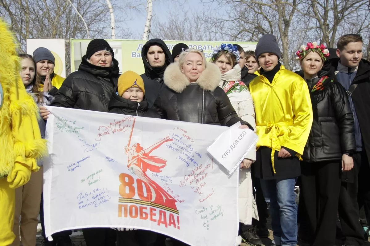 Участники благотворительной ярмарки собрали деньги на нужды СВО и передали флаг с пожеланиями на передовую.