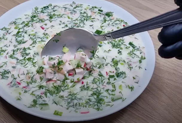 Лучшая окрошка! Вкуснее вы точно не ели! Порезал всё и в кастрюлю, но есть нюанс – самый смак в такой заправке
