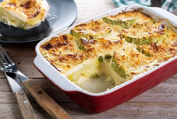 Разлетается за минуты: простая летняя запеканка из кабачков и капусты