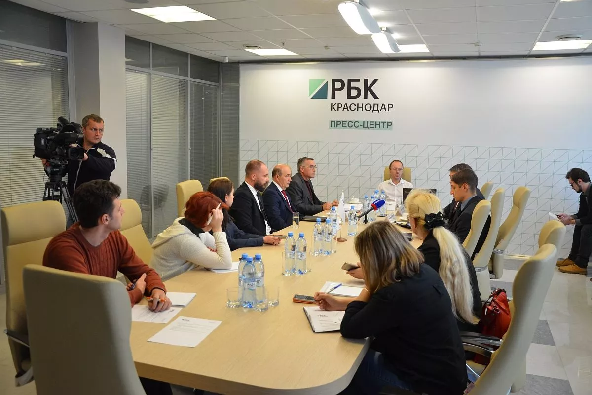 По словам главы Щербиновского района Сергея Цирульника, ситуация складывается катастрофическая: через месяц нужно будет трудоустроить тысячи человек.