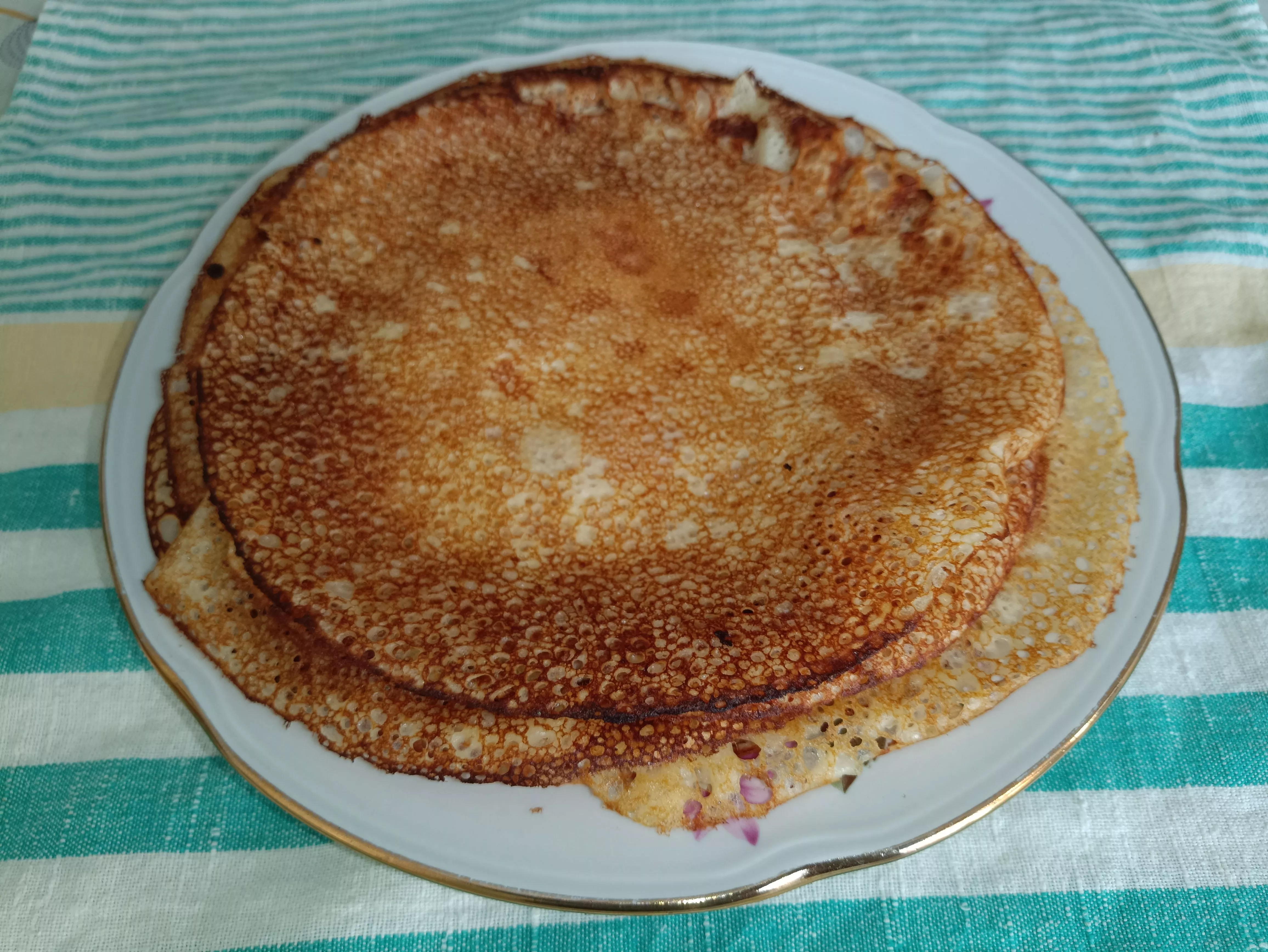 Пеку гречневые блины на кефире за полчаса - высокую стопку