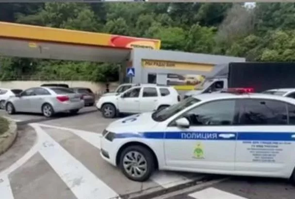 Экипажи ДПС наводят порядок на АЗС: как инспекторы справляются с очередями в часы пик