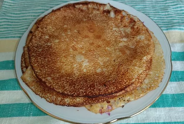 Пеку гречневые блины на кефире за полчаса - высокую стопку