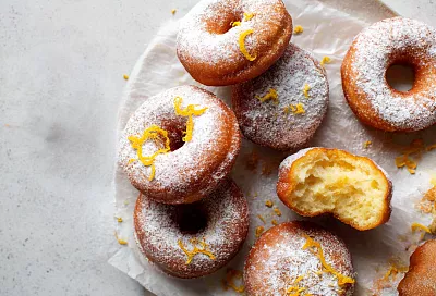 Пончики на кефире без дрожжей: мягкие, ароматные и простые