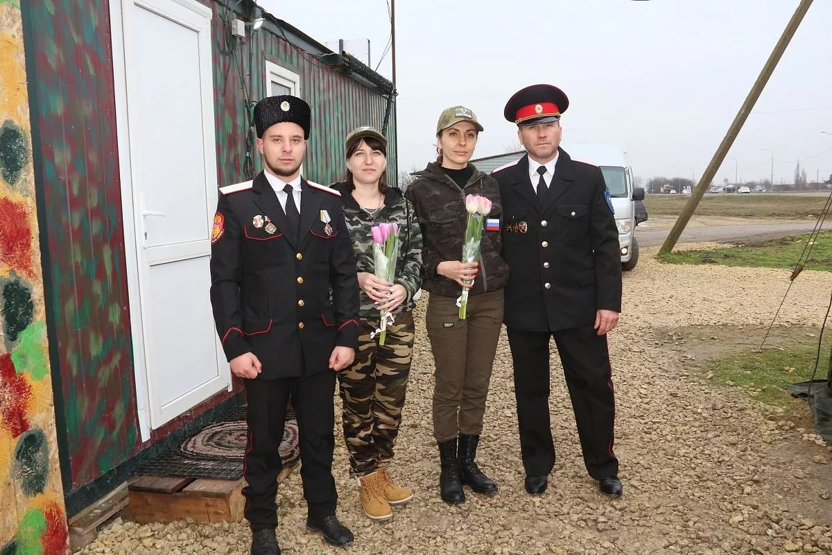 На «привале» в поселке Светлый Путь Ольга Дрига и Виктория Колпакова с начальником штаба Николаем Прий-мой и атаманом Курчанского ХКО Алексеем Волгиным. На «привале» в поселке Светлый Путь Ольга Дрига и Виктория Колпакова с начальником штаба Николаем Прий-мой и атаманом Курчанского ХКО Алексеем Волгиным.