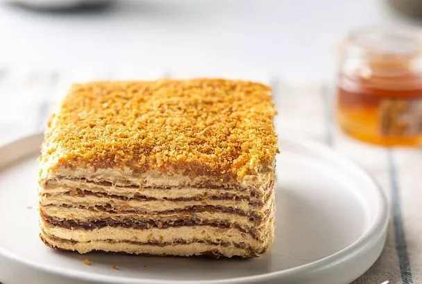 Ленивый медовик: нежнейший торт без раскатки коржей и лишних сложностей