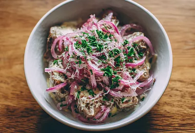 Луковый салат с куриной печенью: хрустящий маринованный лук и нежная печёнка