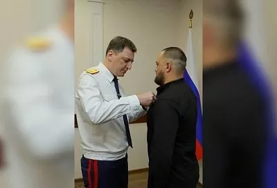 Обезвредившему напавшего с ножом на посетителей ТЦ West Mall в Краснодаре вручили медаль «Доблесть и отвага»