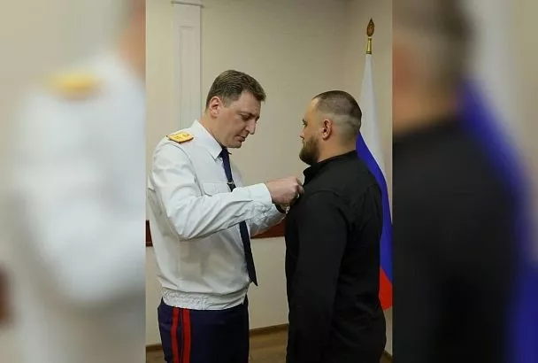 Обезвредившему напавшего с ножом на посетителей ТЦ West Mall в Краснодаре вручили медаль «Доблесть и отвага»