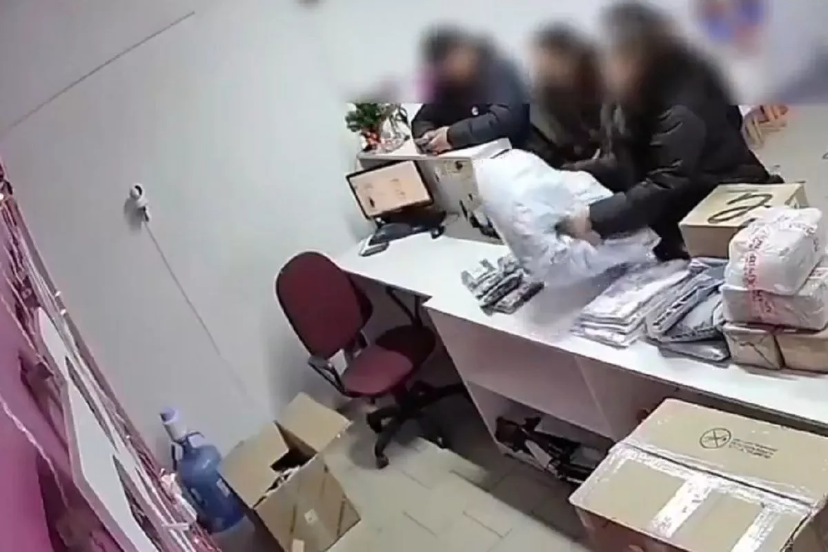 Тонкости примерки: жительница Кубани подменяла заказанные на маркетплейсе норковые шубы на свои старые