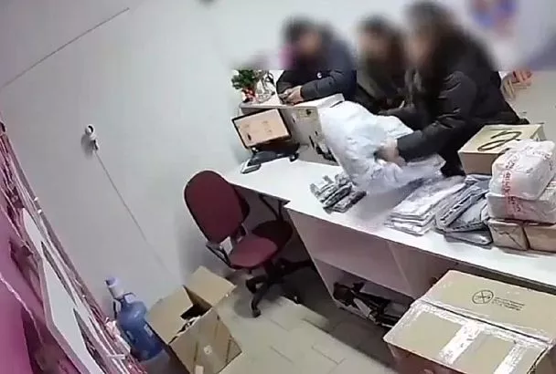 Тонкости примерки: жительница Кубани подменяла заказанные на маркетплейсе норковые шубы на свои старые