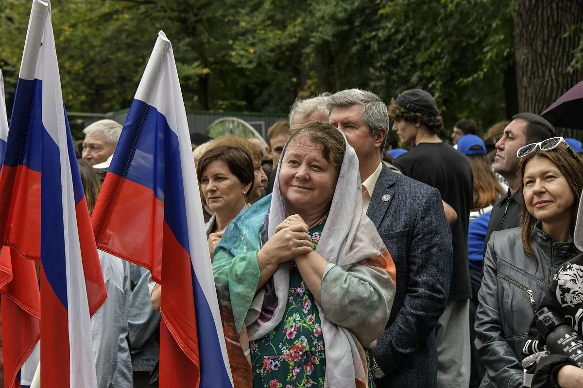 Многие пришли на площадку всей семьей: слушали песни, смотрели выступления и подпевали артистам. Многие пришли на площадку всей семьей: слушали песни, смотрели выступления и подпевали артистам.