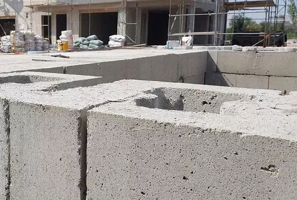 Фундамент для дома из газобетона: сравниваем ленточный, плитный и свайный - стены без трещин