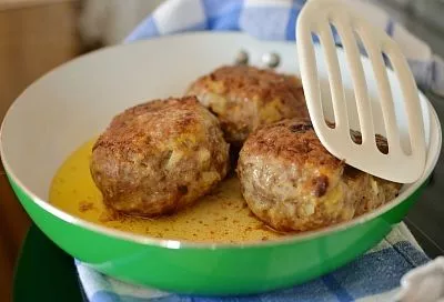 Ничего сложного: благодаря этим советам моей бабушки-повара, котлеты всегда получаются сочными и пышными