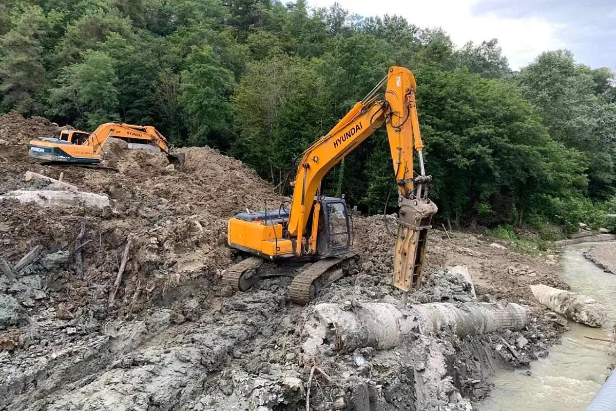 На объекте работает 6 единиц спецтехники На объекте работает 6 единиц спецтехники